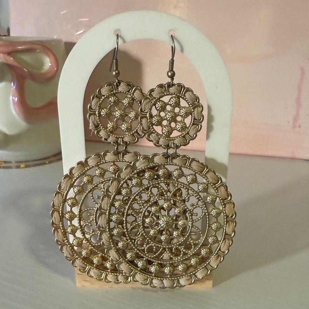 Elegant Gold Filigree Earrings - Picture 2 of 3